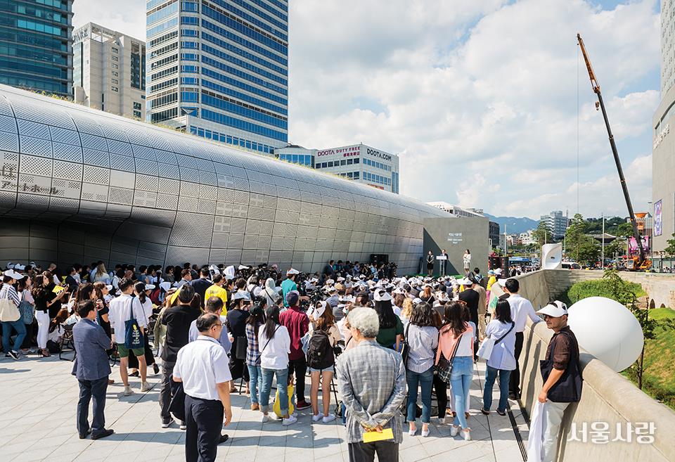 2017 서울도시건축비엔날레 개막식을 기다리는 사람들.